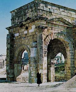 Latakia_TriumphalArchSeptimusSeve.jpg - Septimus Seve's Triumphal Arch, Latakia, Syria