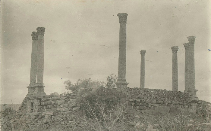 Suweida_Qanawat_RomanTemple1920.jpg - Syria, Suwayda, Qanawat, Roman Temple of the Sun God Helios. Postcard from about 1920. 3rd Century CE